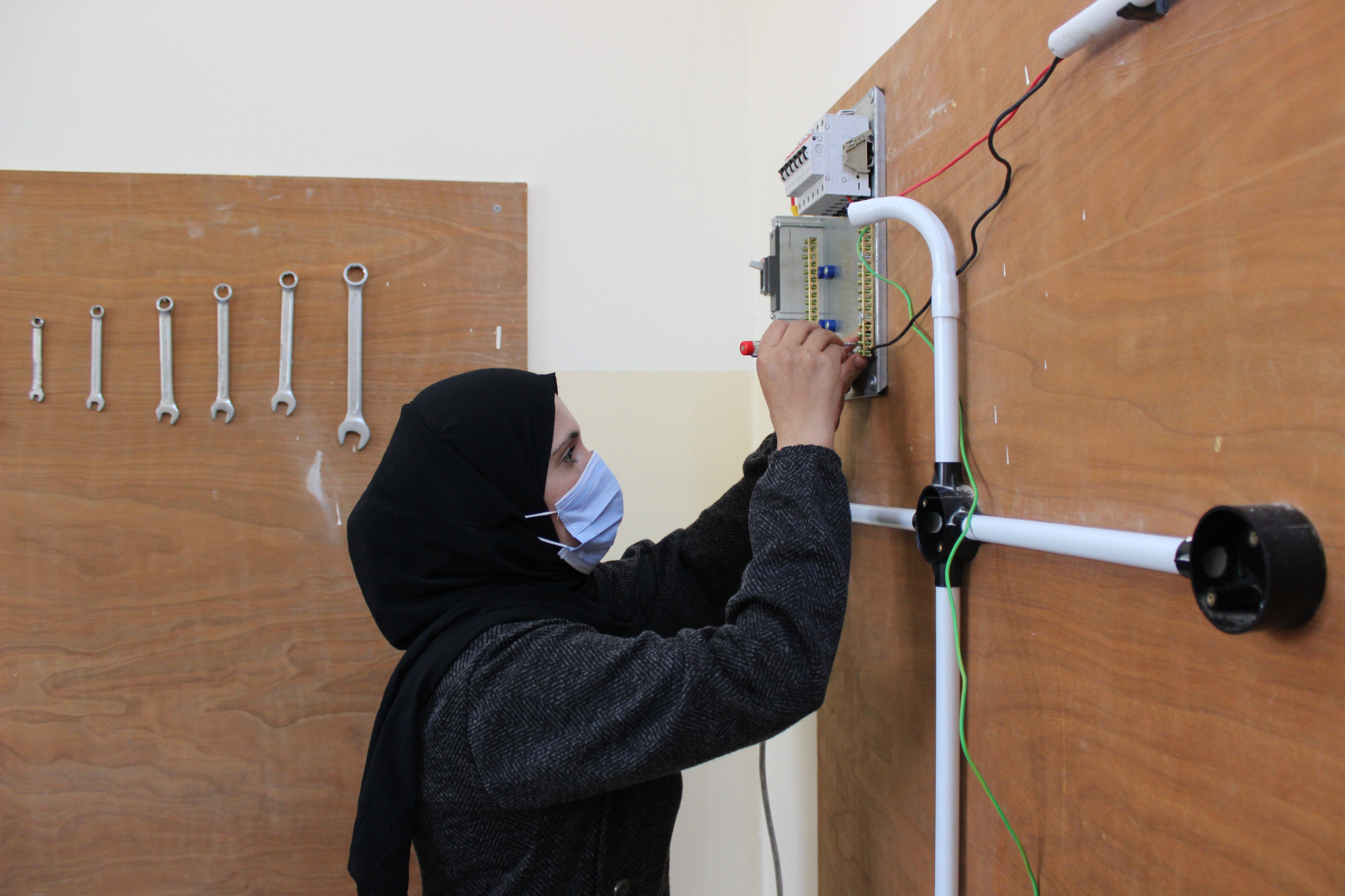 Amal Mohammad Zyoud receives training at the Oasis Centre in Muwaqqar, which is run by the Ministry of Social Development and UN Women. Photo: UN Women/Ye Ji Lee