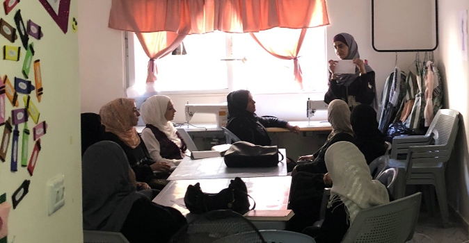A skills training class held at an Arab Women's Organization centre outside Amman, Jordan. Photo: Adina Wolf/UN Trust Fund. 